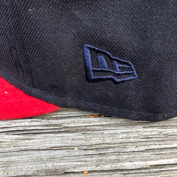 MAISON KITSUNE Black and Red Parisien Cap - Picture 4 of 13